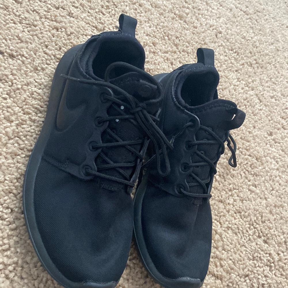 Triple black Nike Roshe